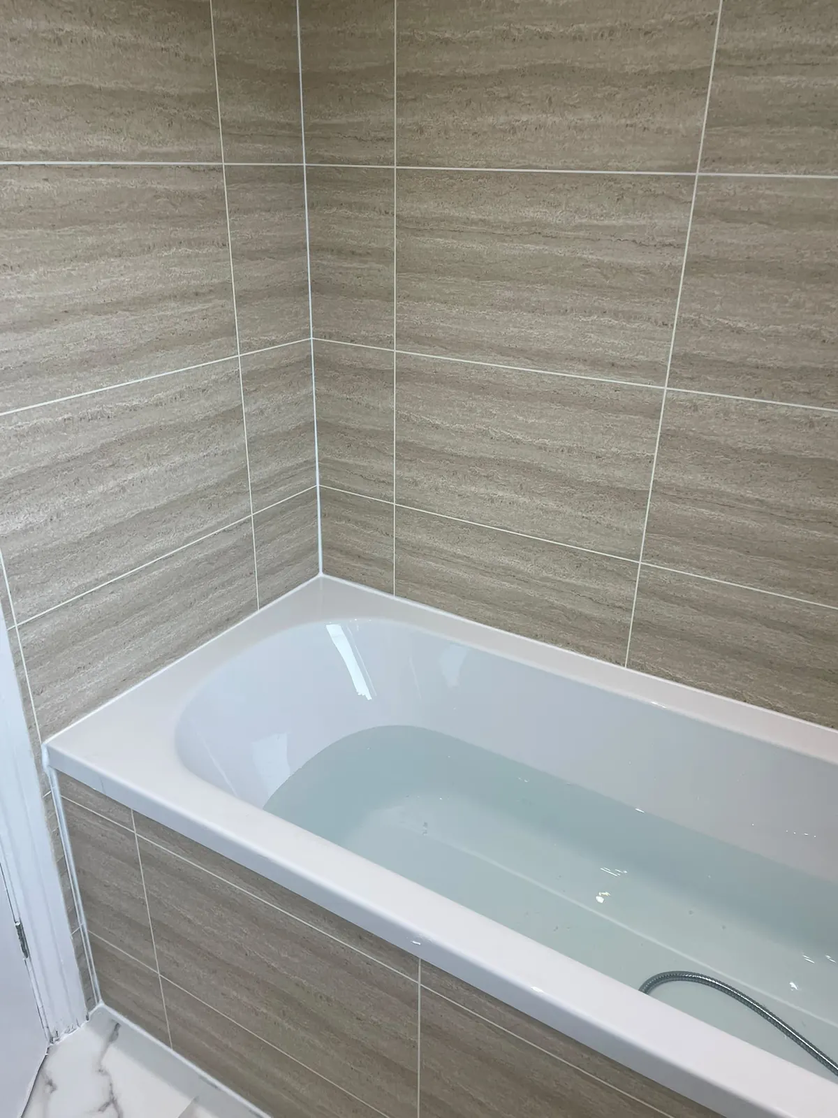 Built-in bath against Murcia cladding in the upstairs bathroom
