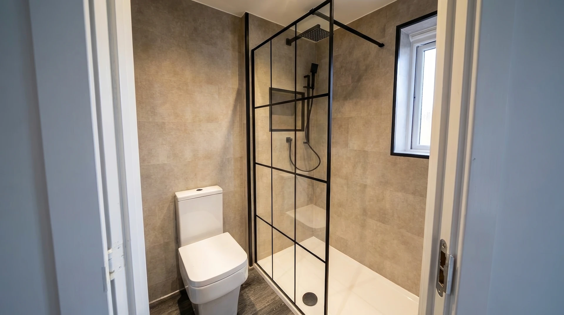 En-suite design by DH1 Bathrooms